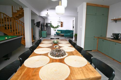 a long wooden table with straw hats on it at Zacisze Teremiski in Białowieża