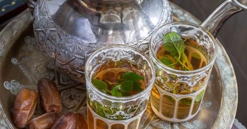 two glasses of tea on a tray with a teapot at Gîte flilou in Midelt