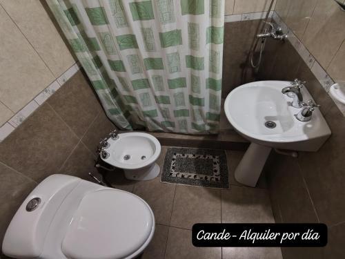 ein Badezimmer mit Toilette und Waschbecken in der Unterkunft Departamento Interno Cande in Salta