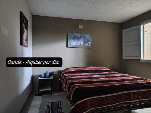 ein Schlafzimmer mit einem Bett und einem Tisch und einem Fenster in der Unterkunft Departamento Interno Cande in Salta