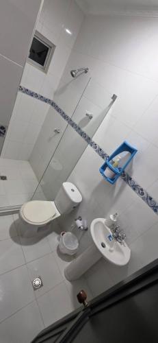 ein Badezimmer mit Toilette und Waschbecken in der Unterkunft Apartamento de lujo en el norte de Monteria in Montería