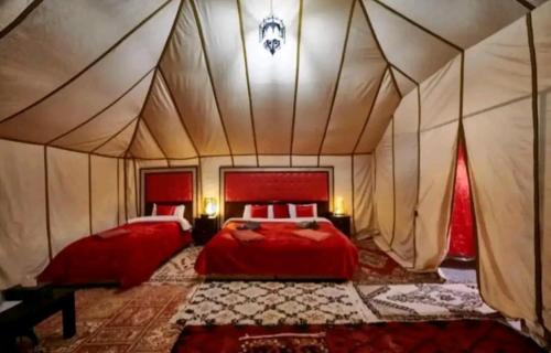 Ένα ή περισσότερα κρεβάτια σε δωμάτιο στο Merzouga Stellar Camp