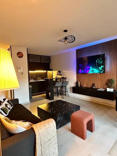 Superbe appartement Climatisé avec Piscine, Terrasse et Parking Privé - Proche Promenade des Anglais