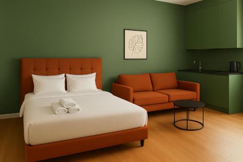 um quarto com uma cama e uma cadeira em Luxury Apartments With Mountain View in Neo New Gudauri em Gudauri