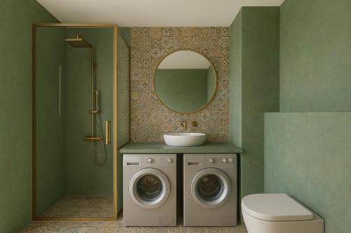 uma casa de banho com uma máquina de lavar roupa e um espelho. em Luxury Apartments With Mountain View in Neo New Gudauri em Gudauri