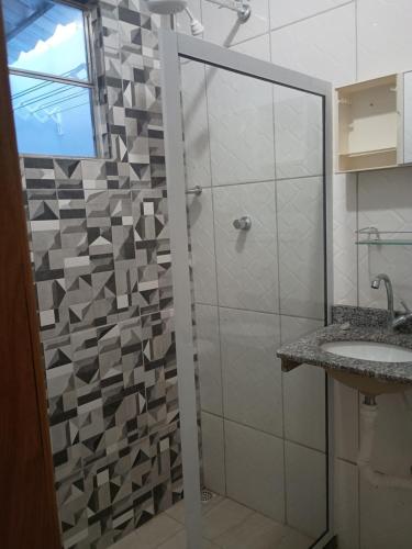 Et badeværelse på Casa três com cozinha compartilhada