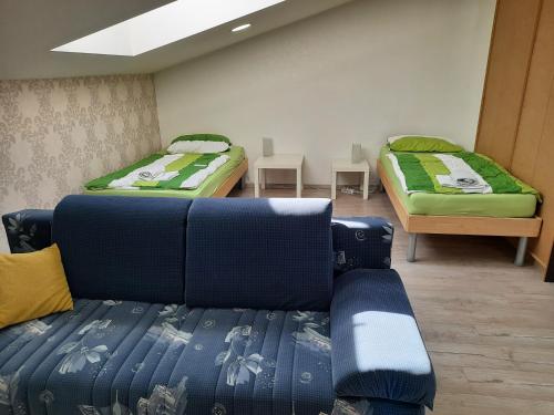 En eller flere senge i et værelse på Unterkunft im Dachgeschoss in Steinmauern