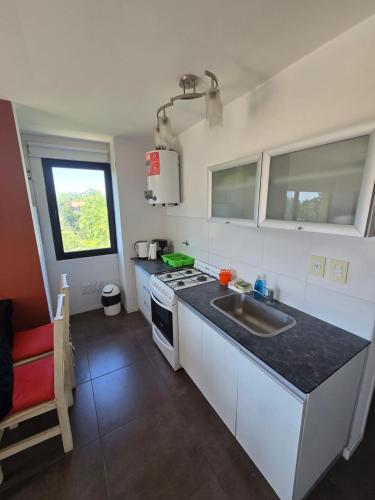 een keuken met een spoelbak en een fornuis bij Complejo la argentina in Ostende