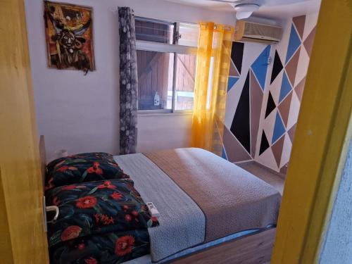 a bedroom with a bed and a window at Villa Atlantis 3 chambres in Port-Louis
