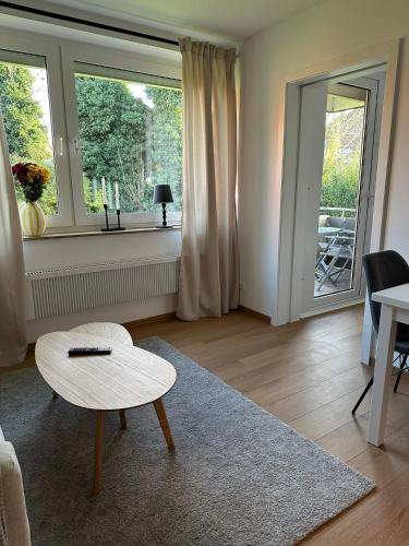 a living room with a table and a window at Ferienwohnung Lüttje Mööv 2 an der Nordsee in Wangerland