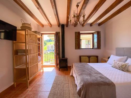 ein Schlafzimmer mit einem Bett in einem Zimmer mit Fenster in der Unterkunft Casa Chuchi in Ampuero