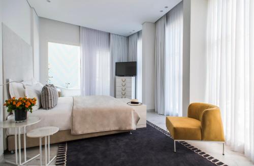 Una cama o camas en una habitación de 65 Hotel, Rothschild Tel Aviv - an Atlas Boutique Hotel