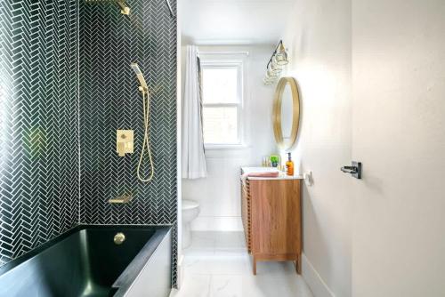 Ванная комната в Jungle Gem by Jungle House Private Parking Reviews Downtown & Short North Walk to High Street Near OSU Convention Center & Nationwide Arena