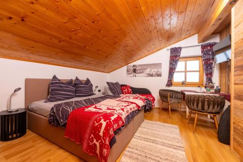 un dormitorio con una cama y un escritorio en Designer-Chalets, en Dienten am Hochkönig