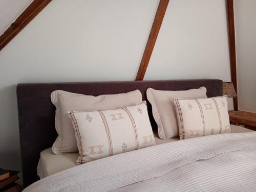 سرير أو أسرّة في غرفة في Rosy's Cottage