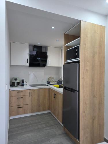 Kuchyň nebo kuchyňský kout v ubytování Sea'Amore - Modern & Luxury Apartment - 7mins walk to Flic en Flac Beach - Covered Parking - WiFi - Easy Living & Self Catering with Premium Amenities