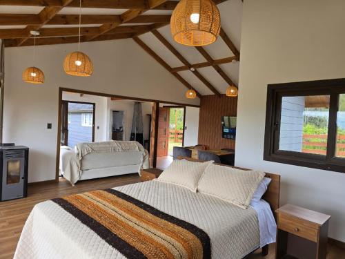 Una cama o camas en una habitación de HOM I Cabaña La Ensenada vista parcial al Volcán