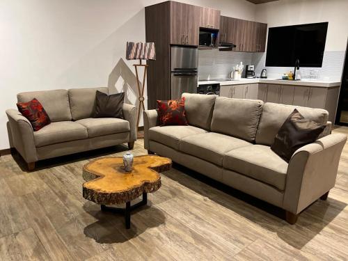 een woonkamer met twee banken en een salontafel bij Azlins House in Tena