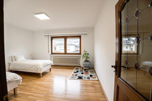 - une chambre avec un lit, une fenêtre et une porte dans l'établissement Forest View Quiet and Central, à Hesperange
