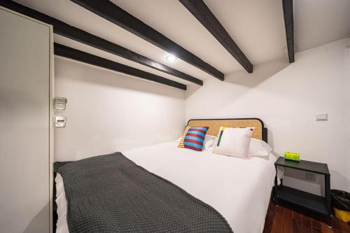 Postel nebo postele na pokoji v ubytování Tonight Homestay West Nanjing Road Shanghai Maoming Building