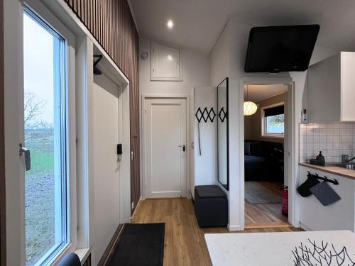 The Fäxaåsen cabin في فاربرغ: منزل صغير مع مطبخ وغرفة معيشة