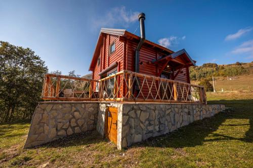 ein Haus auf einer Steinmauer in der Unterkunft Gorski Mir in Berane