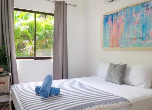 MY - Cosy Lodges في Paraíso: غرفة نوم بها سرير مع حيوانات محشوة زرقاء