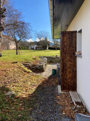 Maisonnette Hauts d'Evian في Larringes: باب على جانب المنزل