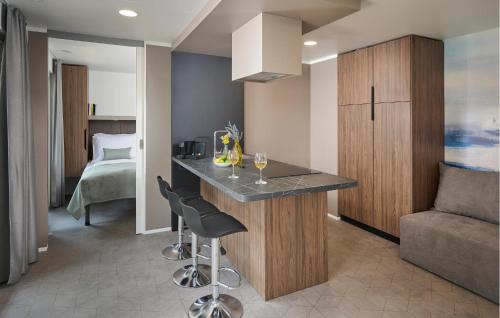 Køkken eller tekøkken på 2 Bedroom Amazing Home In Njivice