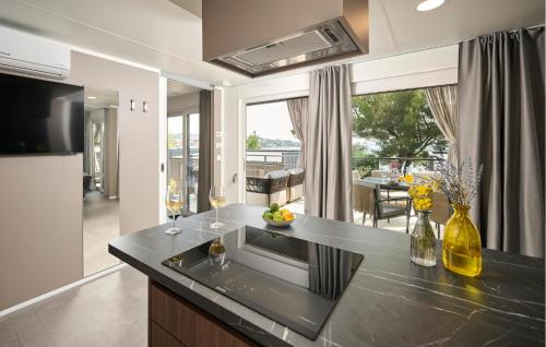 Et tv og/eller underholdning på 2 Bedroom Amazing Home In Njivice