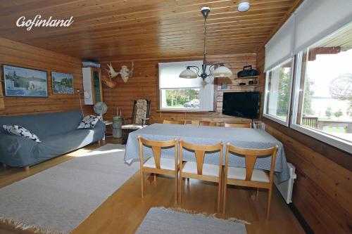 Et tv og/eller underholdning på Riverside Cabin beneath the Northern Lights