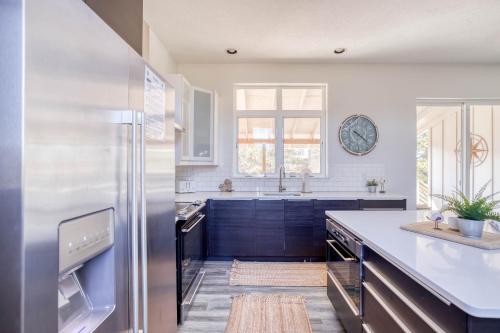 eine Küche mit Kühlschrank und Arbeitsplatte in der Unterkunft Blue Heron - Pacific City in Pacific City