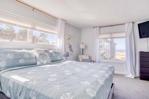 ein Schlafzimmer mit einem großen Bett und einem großen Fenster in der Unterkunft Blue Heron - Pacific City in Pacific City