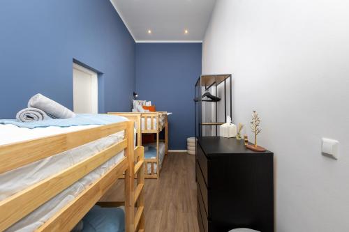 Family Apartment with elevated King-Size Loft Bed l Walk to City Centre