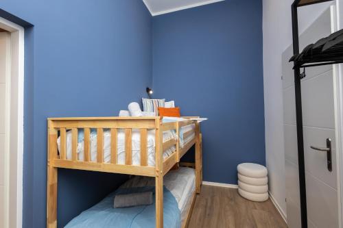 Family Apartment with elevated King-Size Loft Bed l Walk to City Centre