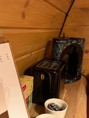 ein kleiner Ofen in einem Raum mit einer Kiste in der Unterkunft Eco house in the Valley in Murcia