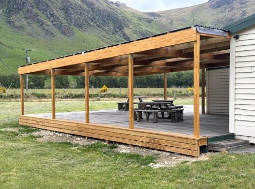 Un pabellón de madera con una mesa de picnic en un campo. en Athol Country Bed & Breakfast, en Athol
