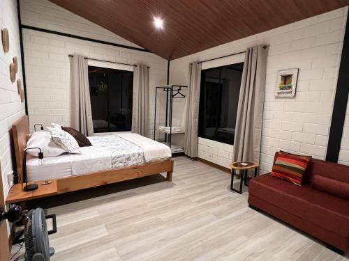 Una cama o camas en una habitación de Azlins House