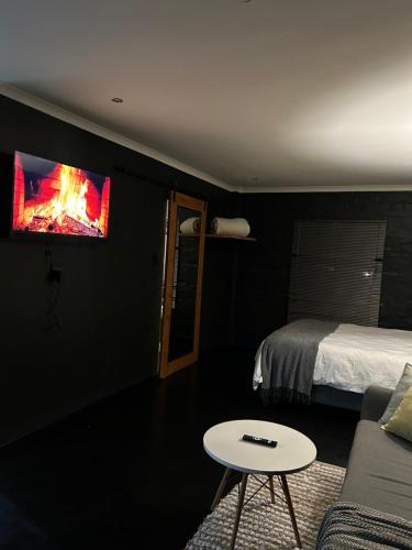 En eller flere senge i et værelse på Kloof Blackwood Cottage Modern Studio