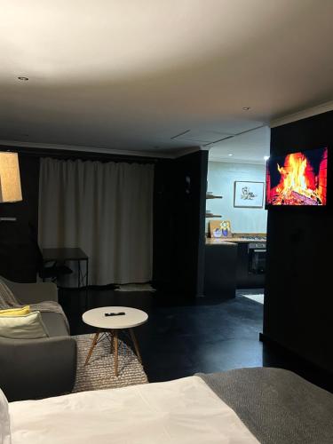 Et tv og/eller underholdning på Kloof Blackwood Cottage Modern Studio