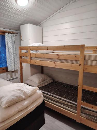 a couple of bunk beds in a room at Lomariihi 6 in Muurame