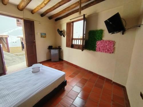 En eller flere senge i et værelse på Habitación Central Barichara