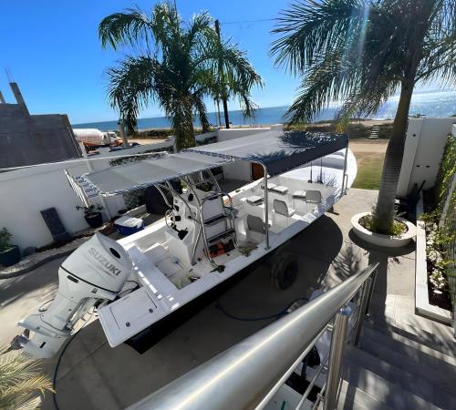 San CarlosにあるPuerto San Carlos Bay House & Tours -2nd Floor-のヤシの木のある建物の上のボートの航空写真