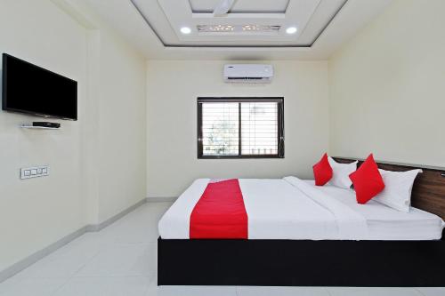 Postel nebo postele na pokoji v ubytování Hotel O Shiv Shahi The Leaf Lodging