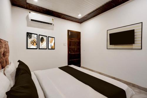 Postel nebo postele na pokoji v ubytování Hotel O by OYO Happy Stay