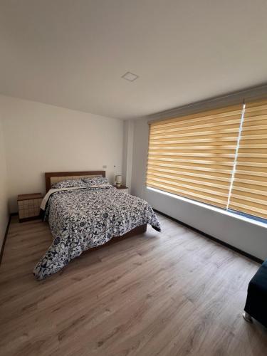 Una cama o camas en una habitación de Tu refugio de lujo en Cuenca!