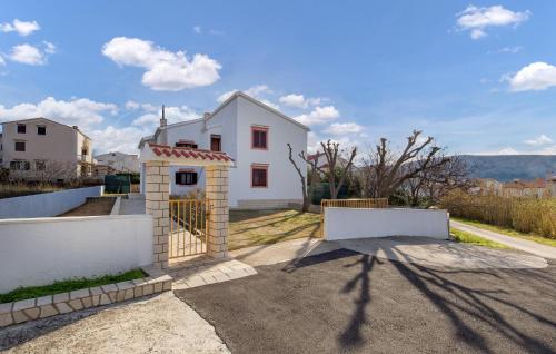 2 Bedroom Lovely Apartment In Pag