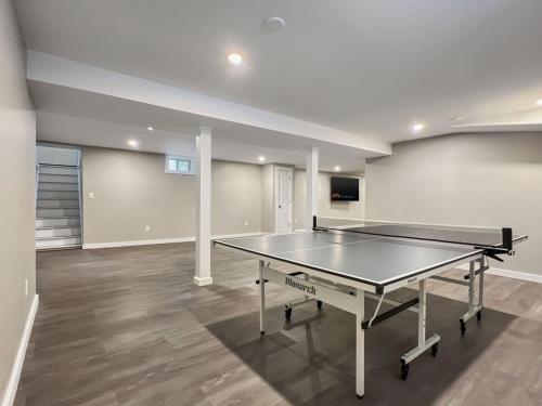 Πινγκ πονγκ στο The Mendon House Brought to you by GetAway Vacations ή εκεί κοντά