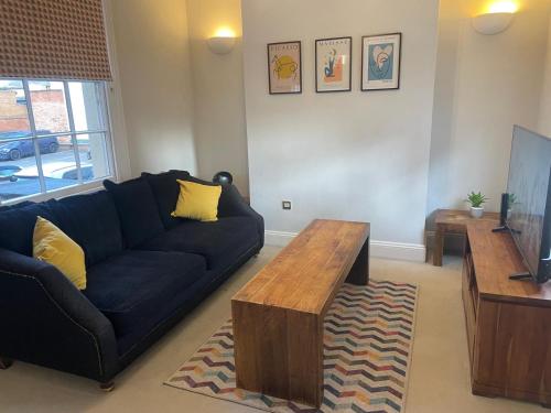 Posezení v ubytování Two bed town house in Royal Leamington Spa