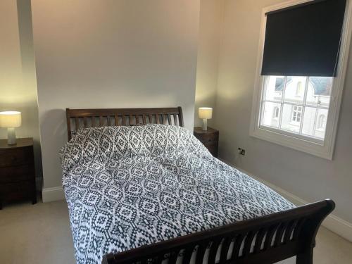 Postel nebo postele na pokoji v ubytování Two bed town house in Royal Leamington Spa